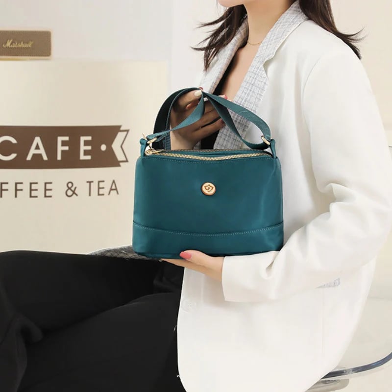 Minimalistisk axel- och crossbodyväska i nylon med stor kapacitet