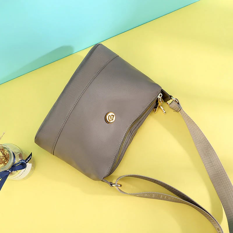 Minimalistisk axel- och crossbodyväska i nylon med stor kapacitet