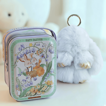 🎁Sista dagen 50% RABATT🐰Mjuk handgjord fluffig kanin-pompomnyckelring med designad plåtask