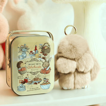 🎁Sista dagen 50% RABATT🐰Mjuk handgjord fluffig kanin-pompomnyckelring med designad plåtask