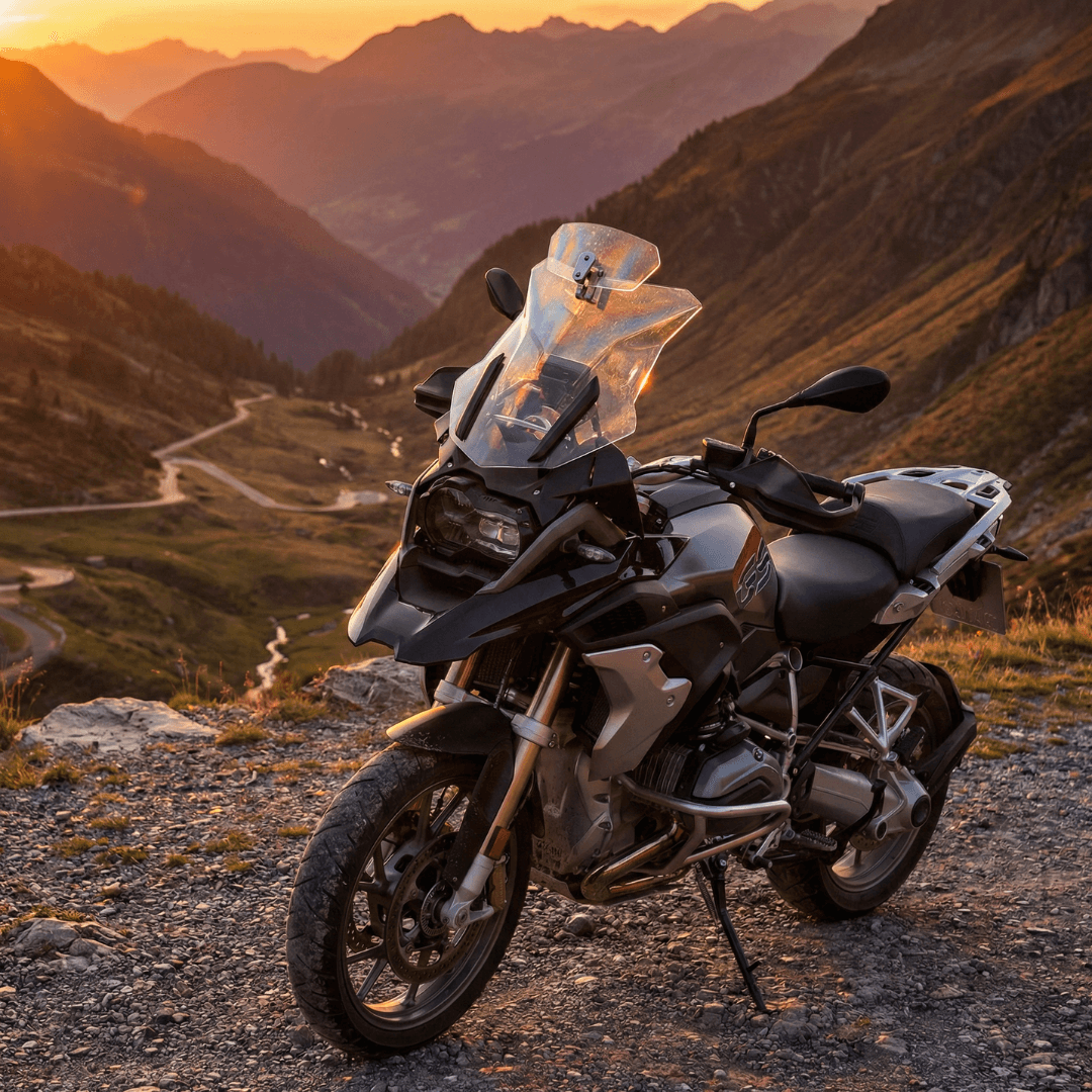 🏍️Justerbar motorcykelvindafviser – Universel vindskærmspoiler til hjelmvibration, vindstøj & turbulens
