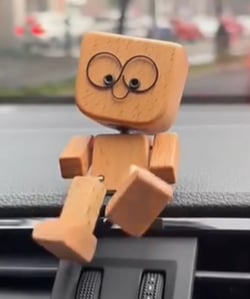 Charmig liten träfigur som svajar med 12 magnetiska uttryck