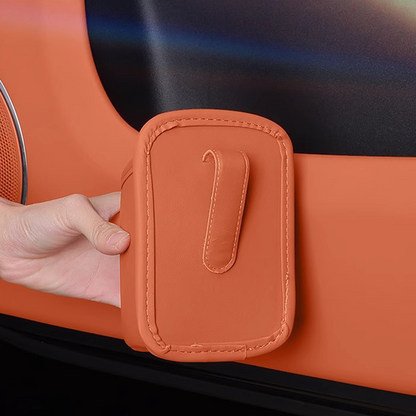 🥳2026 SUPERTILBUD🥳💞Over 50 000 solgt!🚗Kopholder i læder til bildøren – Bred åbning, let adgang til drikke og telefon. Sikker fastgørelse med klips. PU-læder, slidstærkt og stilfuldt. 🛡️✨