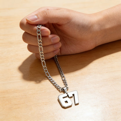 🔥Hot Sale✨ Halskæde med 67 tal og vedhæng – Fashion Expression