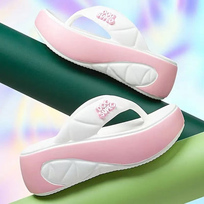 Dam sommarfärgblockerade mjuka platåflip-flops