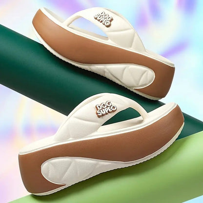 Dam sommarfärgblockerade mjuka platåflip-flops