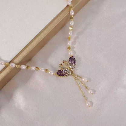 🦢 KØB 2 FÅ 1 GRATIS! 💜 Romantisk halskæde med dobbelte svanevedhæng – Delikat design, funklende zirkonia og perfekt som gave til dine nærmeste ✨