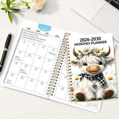 🐮 Kalender 2026-2030 📅 - Fra januar 2026 til december 2030, 5-års kalender, omslagsdesign med tegneserie-højlandsko-tema, årlig kalenderplanlægning, månedsetiketter, 60-måneders kalende