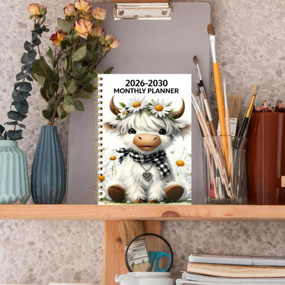 🐮 Kalender 2026-2030 📅 - Fra januar 2026 til december 2030, 5-års kalender, omslagsdesign med tegneserie-højlandsko-tema, årlig kalenderplanlægning, månedsetiketter, 60-måneders kalende