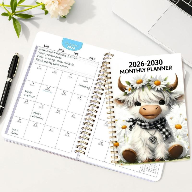 🐮 Kalender 2026-2030 📅 - Fra januar 2026 til december 2030, 5-års kalender, omslagsdesign med tegneserie-højlandsko-tema, årlig kalenderplanlægning, månedsetiketter, 60-måneders kalende