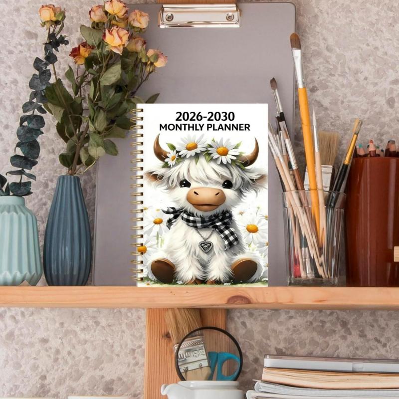 🐮 Kalender 2026-2030 📅 - Fra januar 2026 til december 2030, 5-års kalender, omslagsdesign med tegneserie-højlandsko-tema, årlig kalenderplanlægning, månedsetiketter, 60-måneders kalende
