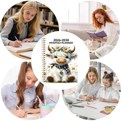 🐮 Kalender 2026-2030 📅 - Fra januar 2026 til december 2030, 5-års kalender, omslagsdesign med tegneserie-højlandsko-tema, årlig kalenderplanlægning, månedsetiketter, 60-måneders kalende